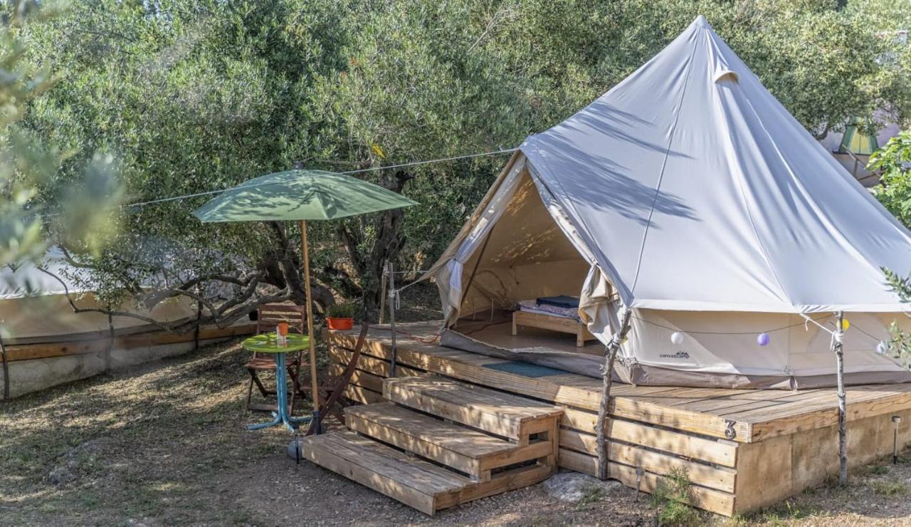 Mini kamp Perla Hotel Prvic Luka Bagian luar foto